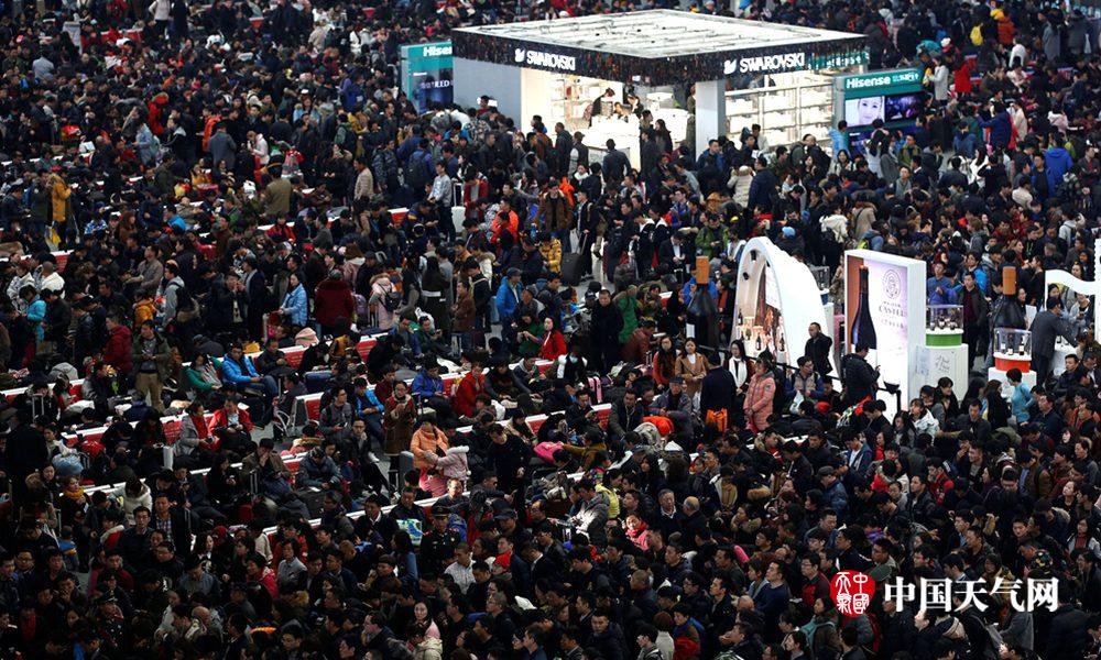 回顾历年春运第一天 人潮涌动归家心切