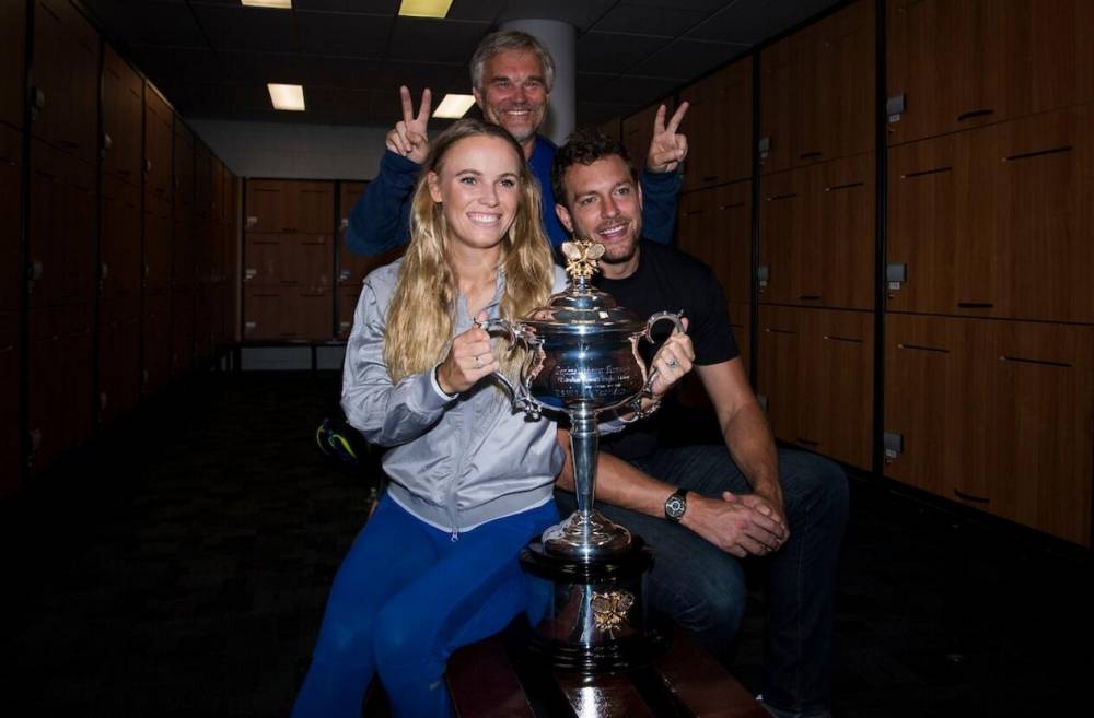 帮着秀恩爱!澳网官方晒大卫-李与未婚妻沃兹亲吻照