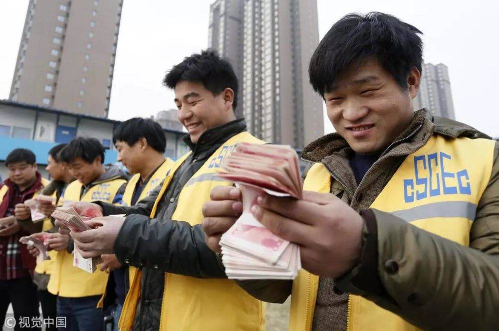 2016年01月19日,河南郑州一建设公司,现场将百万现金工资发给农民工