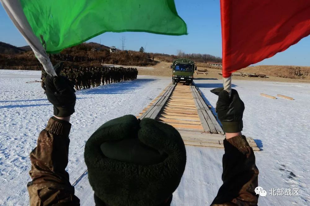 开眼界冰上架桥哪家强看舟桥兵在45厘米厚冰层上架桥有多厉害