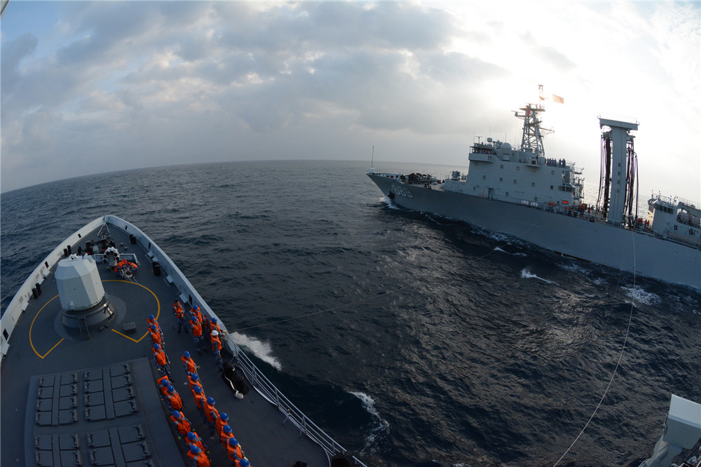 海军第二十八批护航编队进行首次海上补给