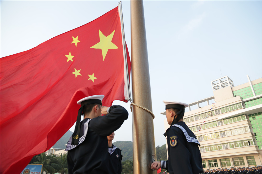 新年第一天中国海军的升旗仪式帅到爆