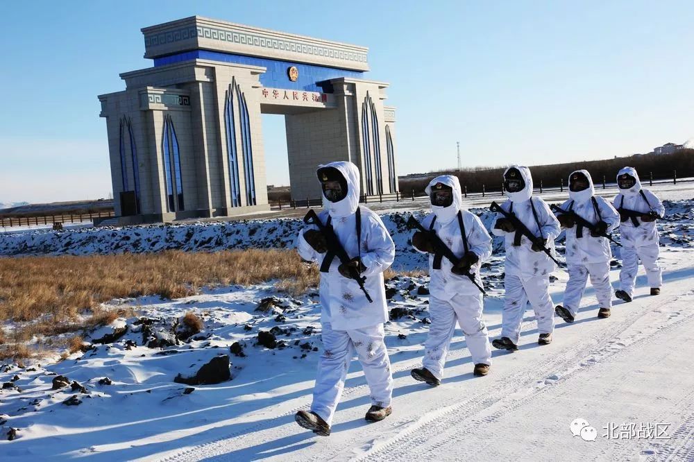 北部战区陆军四卡边防连官兵极寒天气顶风冒雪巡逻在边防线上
