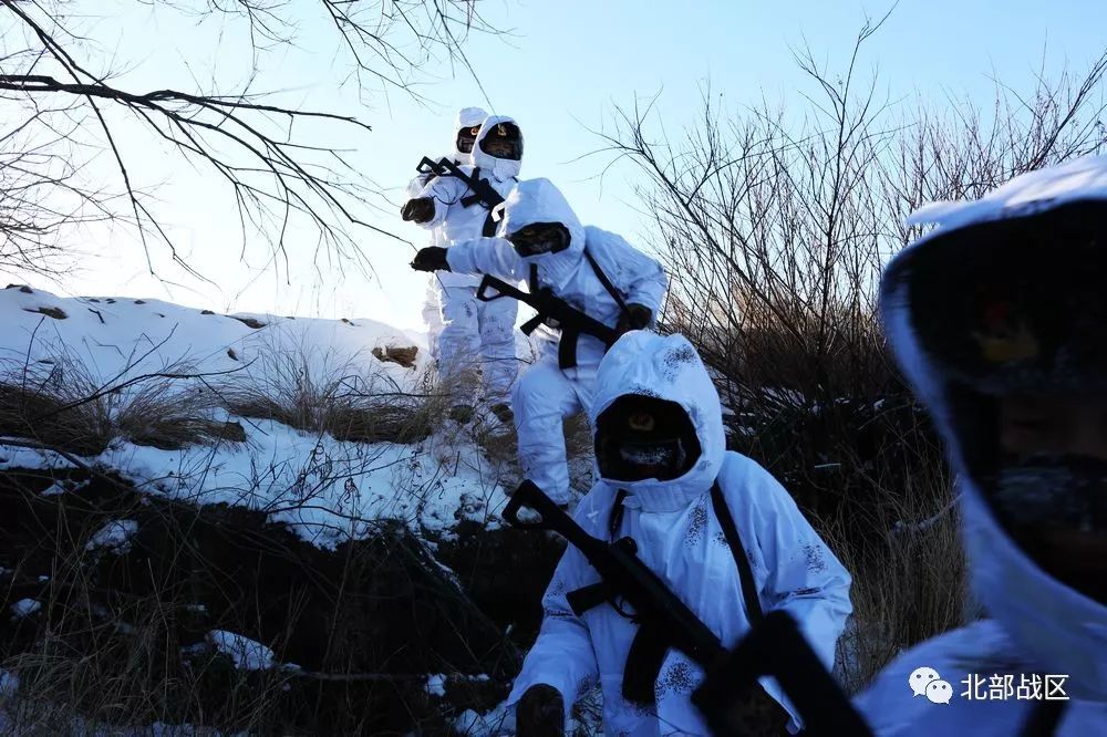 北部战区陆军四卡边防连官兵极寒天气顶风冒雪巡逻在边防线上