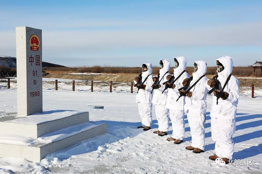 北部战区陆军四卡边防连官兵极寒天气顶风冒雪巡逻在边防线上