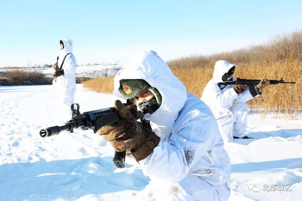 北部战区陆军四卡边防连官兵极寒天气顶风冒雪巡逻在边防线上