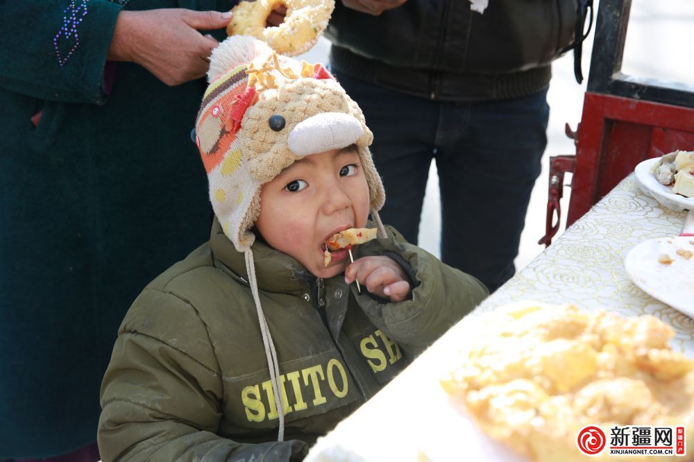 大口朵颐的小朋友努尔买买提
