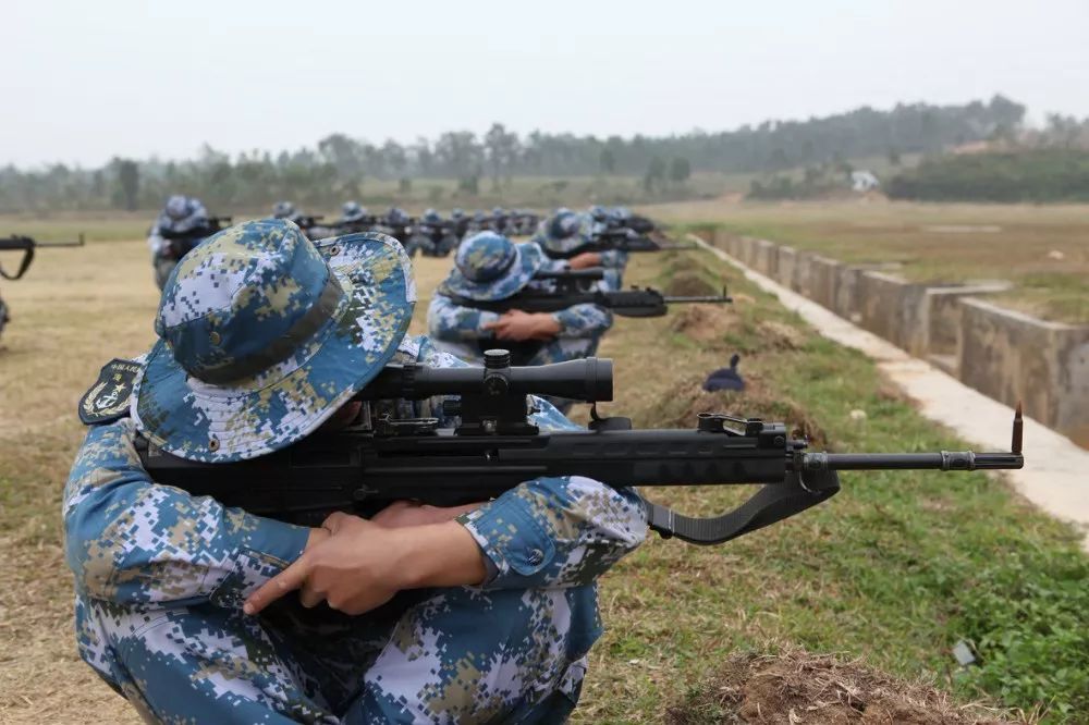 枪膛压进咆哮背囊抵近心跳青春无畏翻越陡峭擎起一盏盏钢盔的荣耀