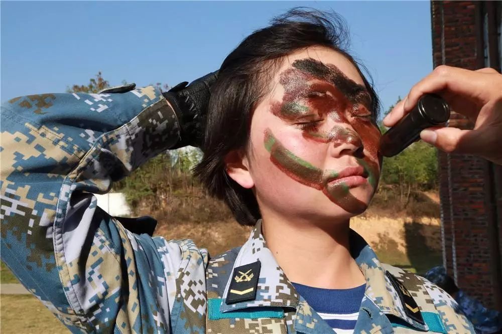 和泥土的芬芳她们更喜欢脸上的迷彩油比起浓妆艳抹香气扑鼻勇猛顽强似