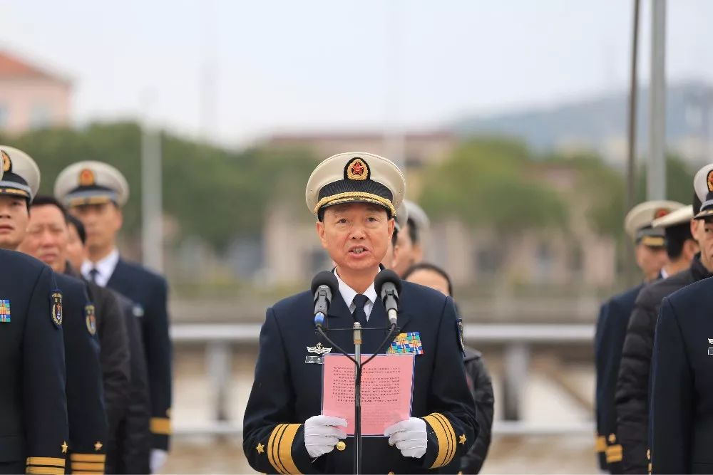 东海舰队司令员魏钢主持欢迎仪式向编队全体官兵表示热烈欢迎和
