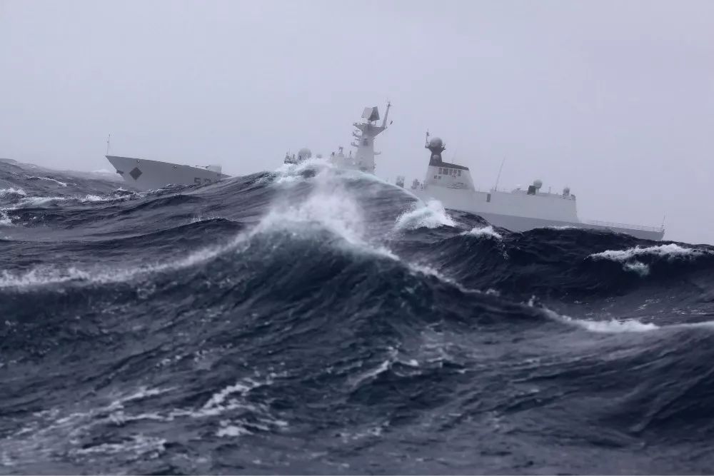 大风浪航行中的舟山舰
