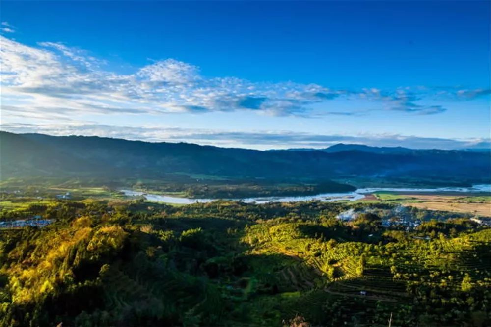 01 吃嗨德宏地處雲南西部,地屬南亞熱帶季風氣候類型,有五種少數民族