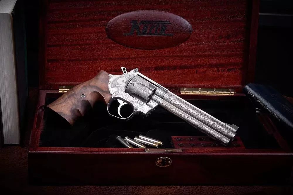"二龙戏珠"德国korth推出中国风奢华转轮手枪