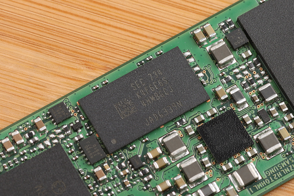 三星自家的64层tlc闪存颗粒,也就是v-nand的第四代产品,单颗容量1tb