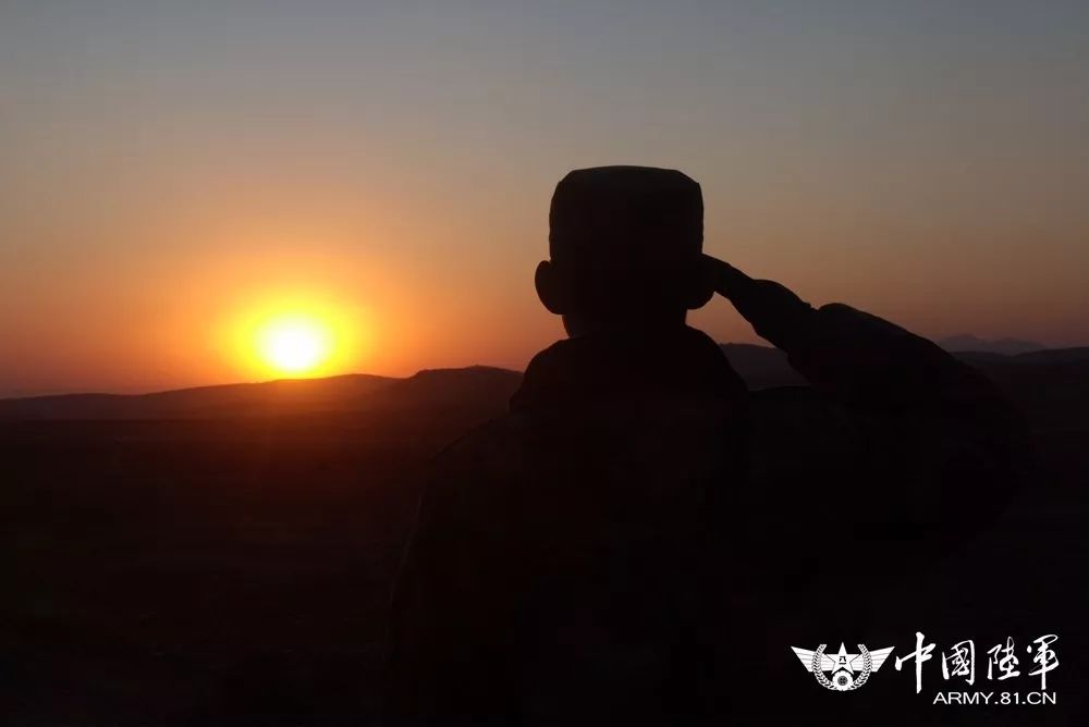 训练完毕,我用敬礼的右手向夕阳告别.