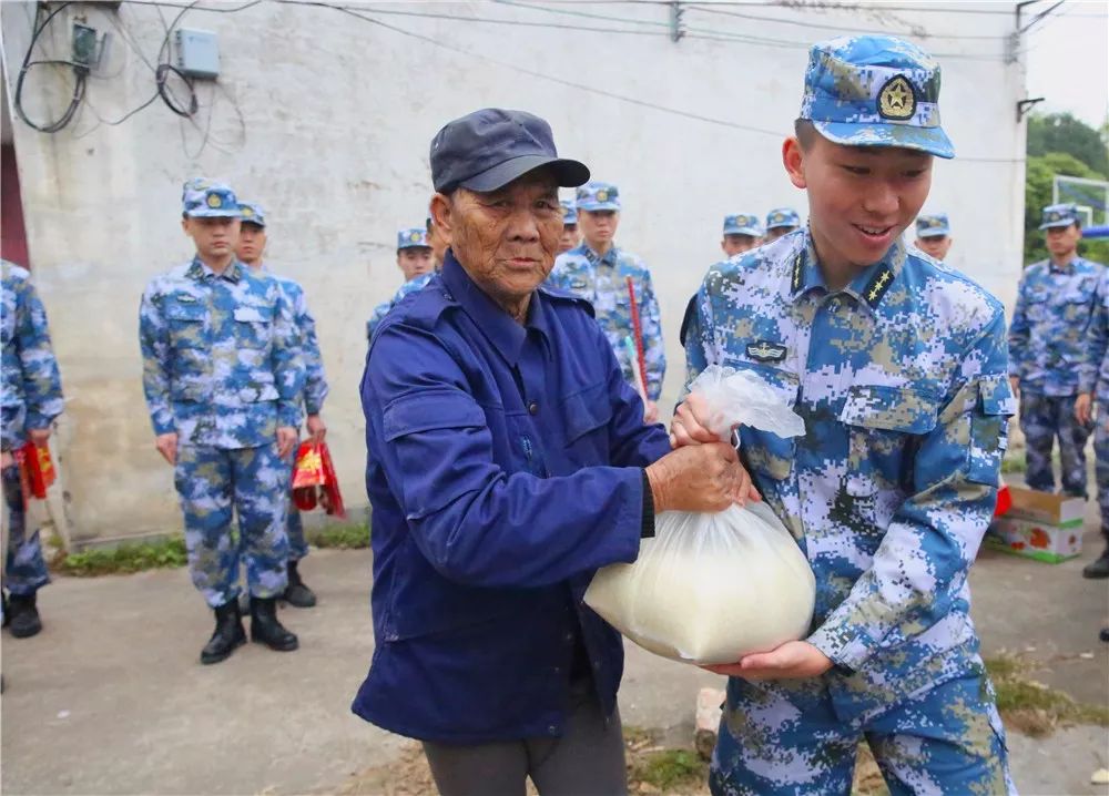 传承雷锋精神,海军官兵在行动!