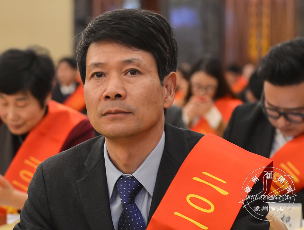 访经济发展特别功臣,浙江巴贝领带有限公司董事长金耀 在昨日上午召开