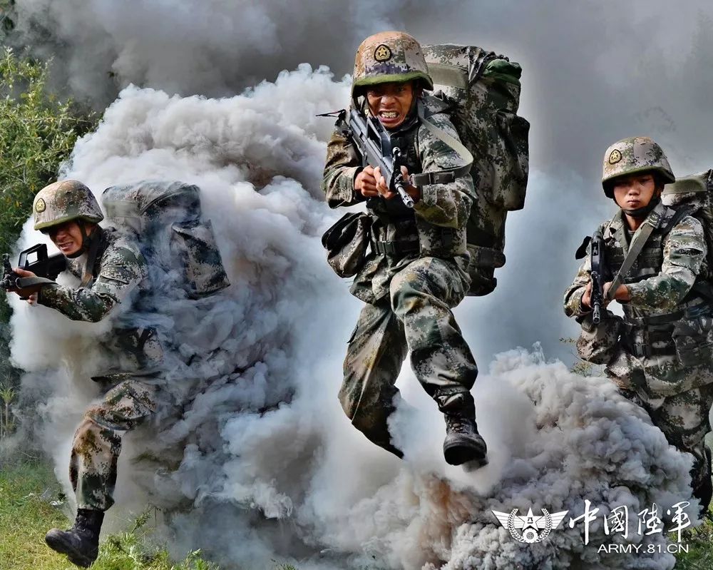 中国陆军之声夜读军旅十字路口学会在努力中寻找方向