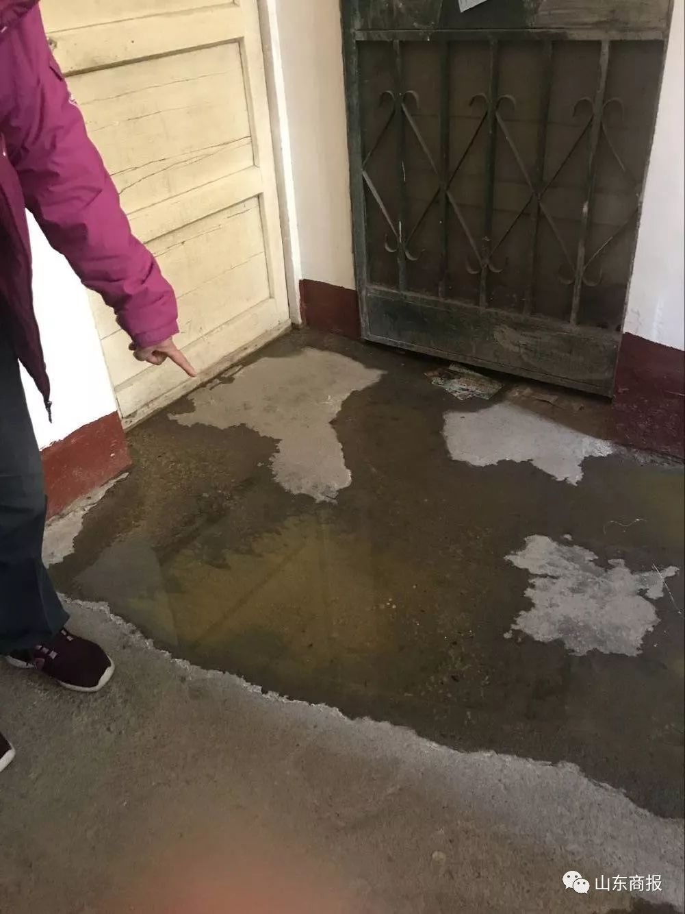 这条微信太味儿了济南一住户家中粪水遍地淌到床边才发现