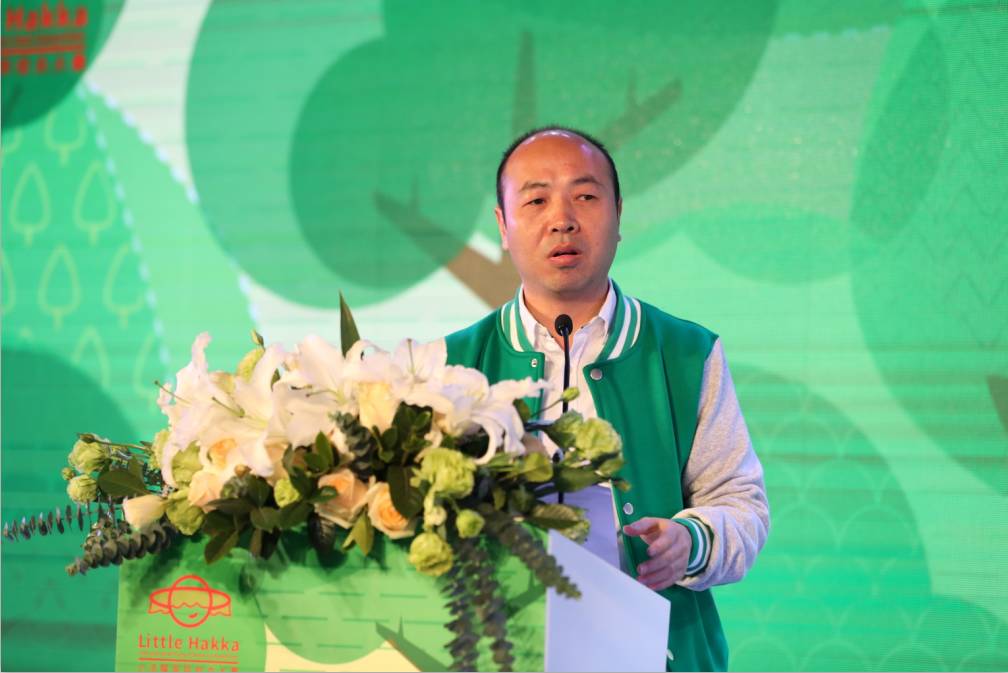 城乡统筹发展研究中心主任谢华平,深圳市文体旅游局副局长杨永群,华侨