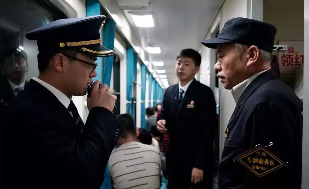 乘务人员用紧急药箱帮乘客止血之后,罗考璟让列车广播员寻找医务工作