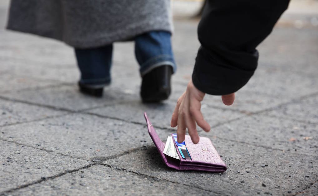 女子路边捡钱包被法院判赔7000余元和一部手机冤吗