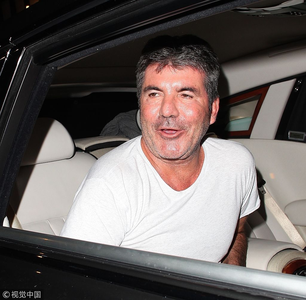 毒舌评委西蒙考威尔与粉丝玩自拍英国女歌手迪克森性感露事业线