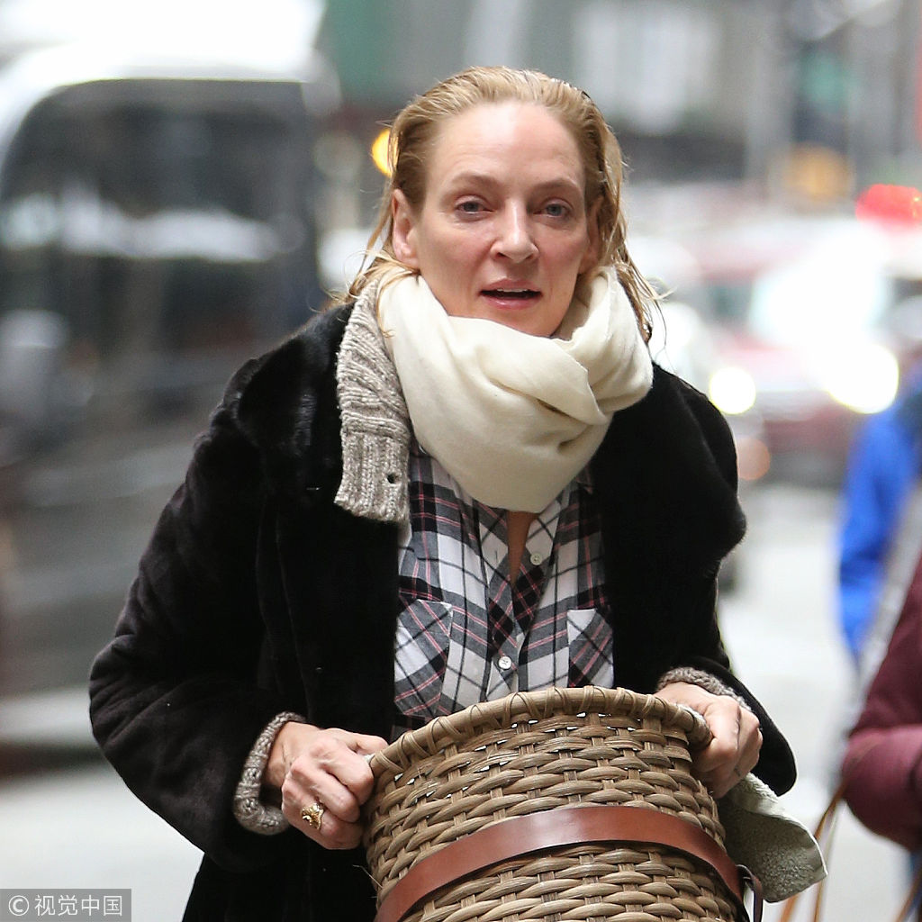 毒藤女乌玛瑟曼素颜出街显老态手抱竹筐玩转另类新时尚