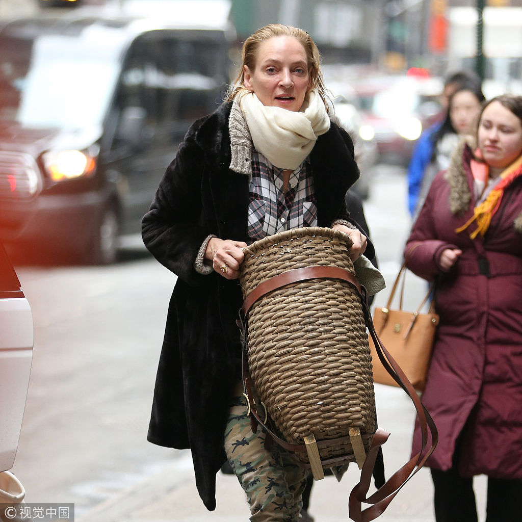 毒藤女乌玛瑟曼素颜出街显老态手抱竹筐玩转另类新时尚