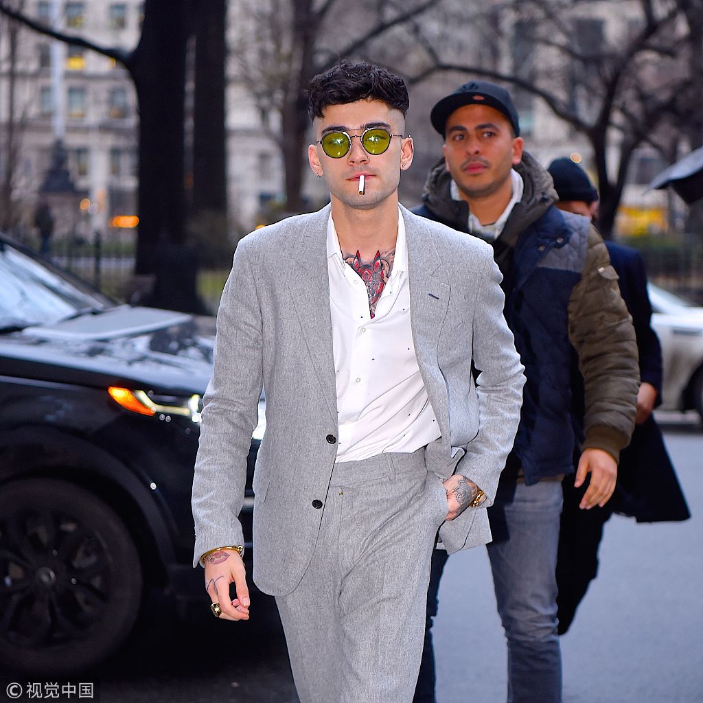 舔屏ing!"美渣"泽恩叼烟耍酷 灰色西装配"锅盖头"潮到飞起_新浪看点