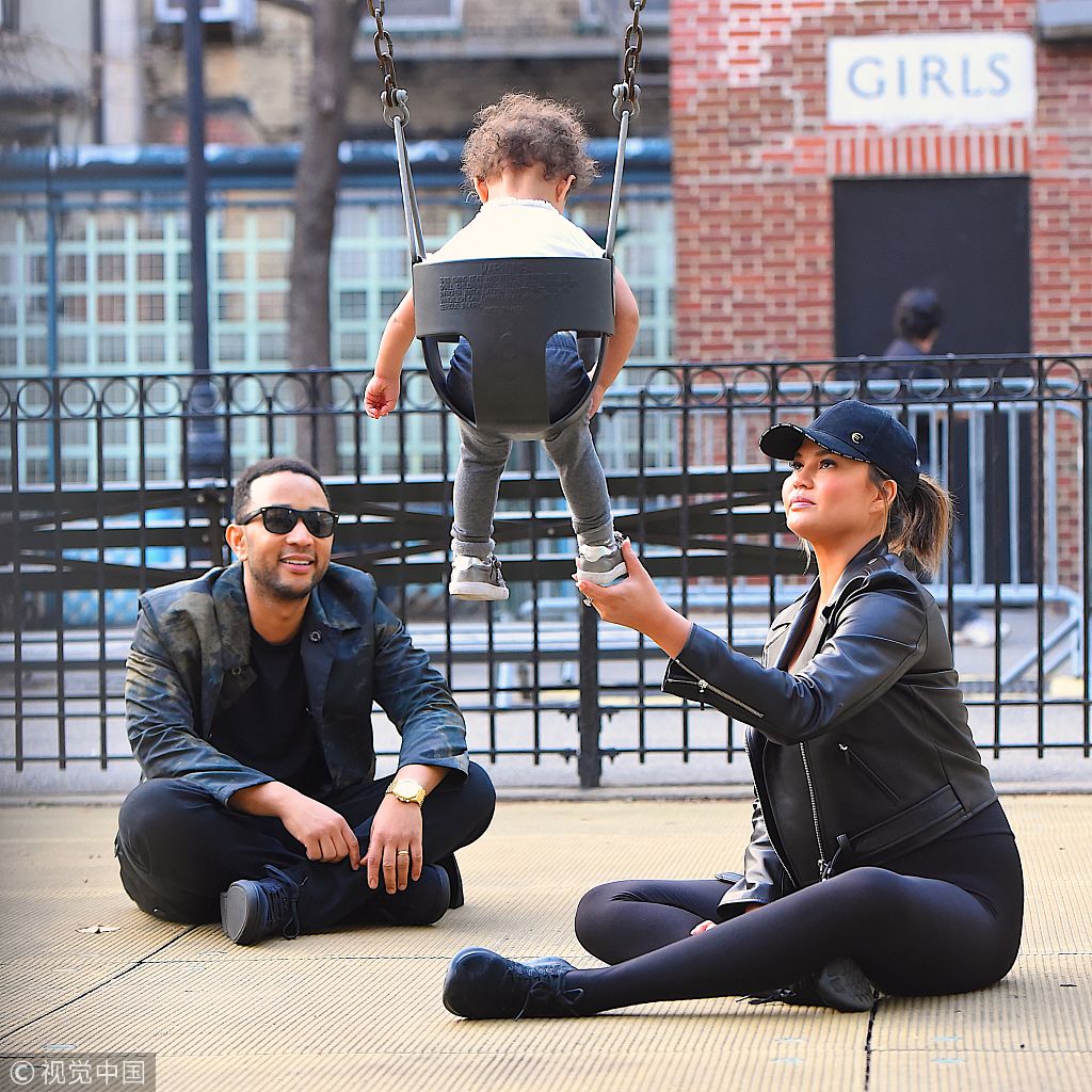 克莉茜·泰根盘腿席地而坐陪女儿玩耍 不惧孕肚受凉穿露胃装秀性感