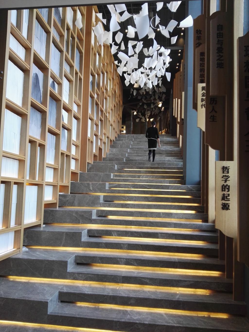 为广州浓浓的书香味自豪广州图书馆今年将新开4个分馆日均25万人进馆