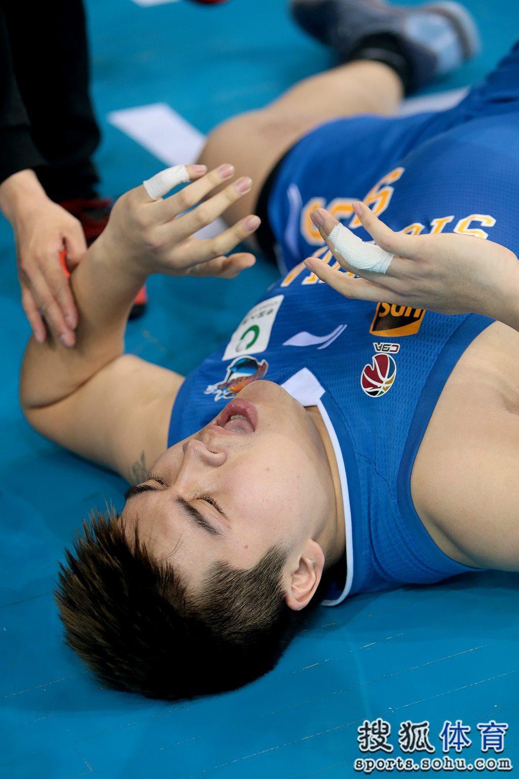 组图:四川客场挑战首钢男篮 徐煜峰受伤痛苦倒地