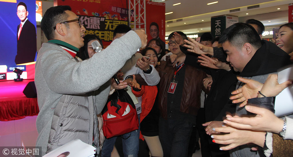 "无忌哥哥"吴启华武汉献唱两首歌 女粉丝争抢签名照片人气旺