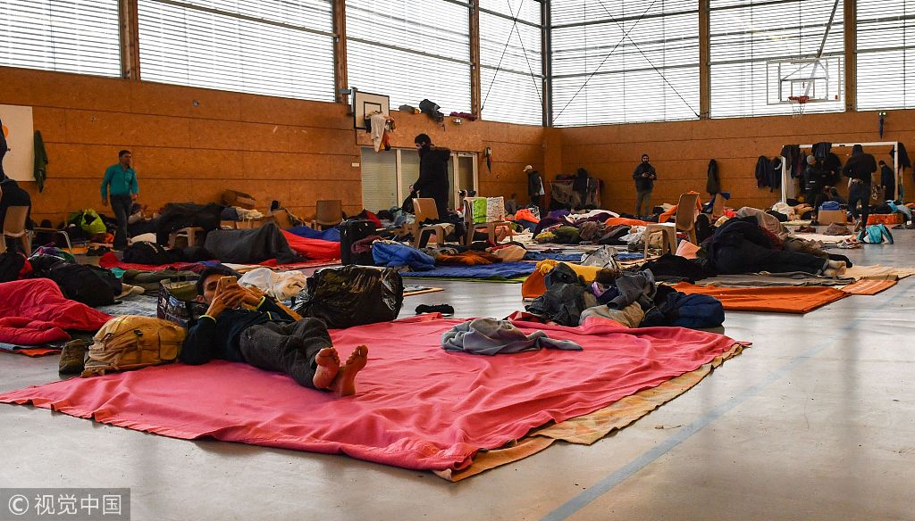 法国:200多名移民暂住体育馆 大雪低温下生活条件恶劣