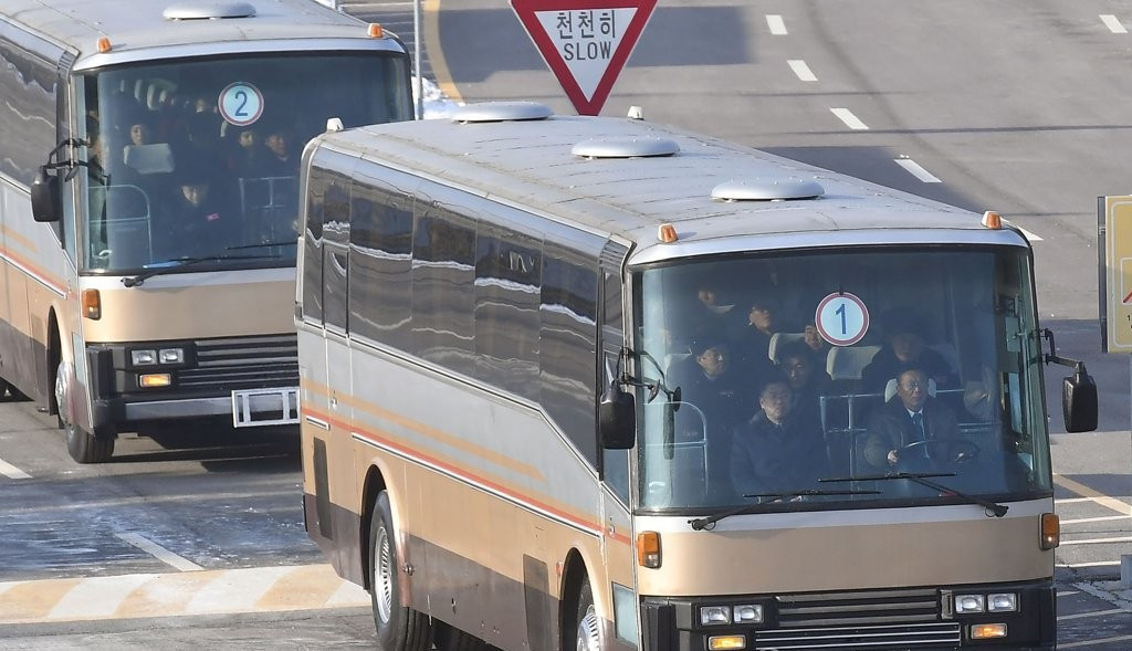 她们来了!时隔13年 朝鲜美女拉拉队再次赴韩(图)