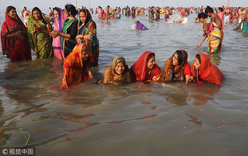 当地时间2018年1月14日,印度恒河萨迦尔,印度信徒参加圣浴庆祝桑格拉