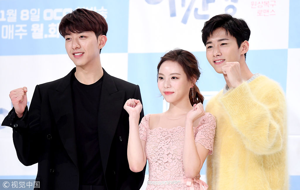 李烈音蕾丝裙优雅现身《操心》发布会 遭李正信"摸头杀"心跳加速