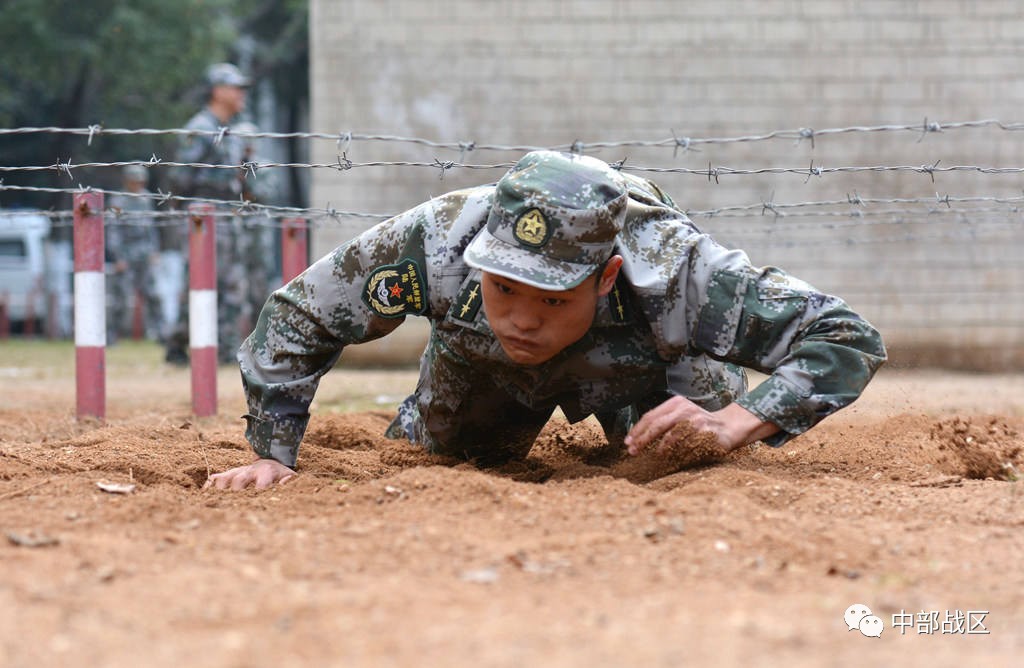 警卫勤务连排长向阳在400米障碍竞赛中以优异成绩打破了该旅军官组400