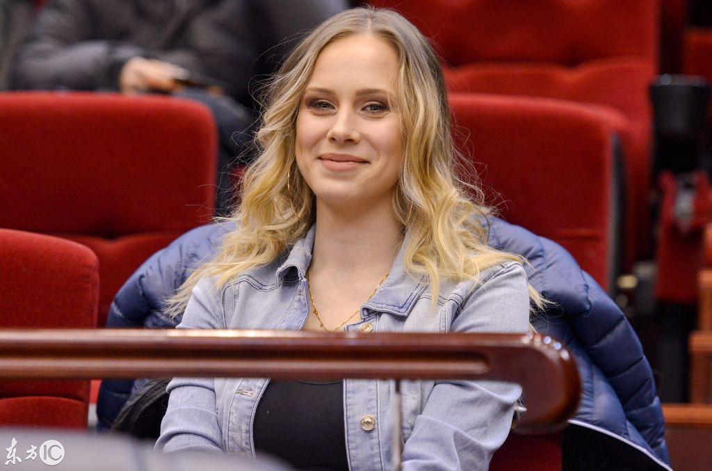 莫泰尤纳斯年薪千万签约山东男篮,波兰女友现身赛场助威!