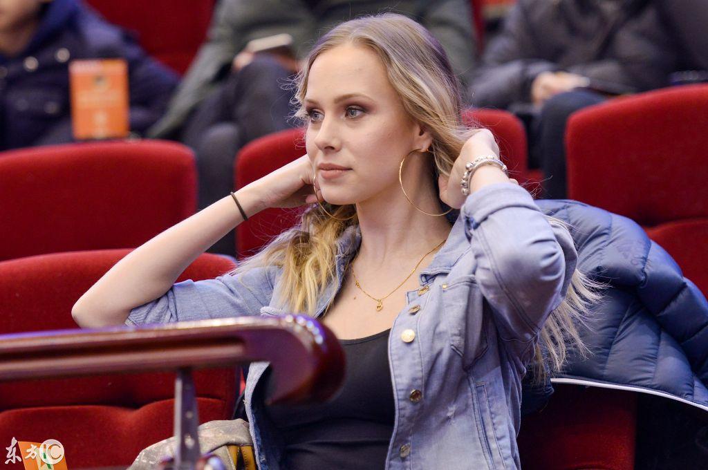 莫泰尤纳斯年薪千万签约山东男篮,波兰女友现身赛场助威!