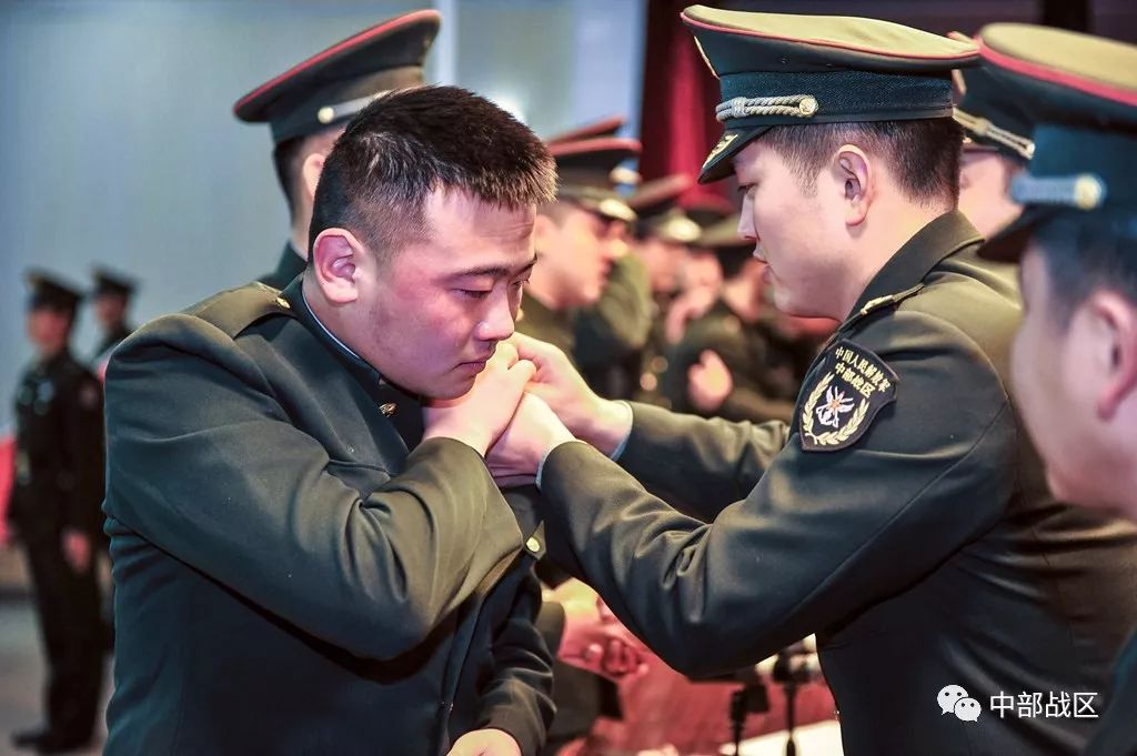 中部战区某警卫分队举行2017年度退伍老兵向军旗告别仪式