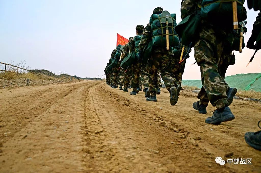 新兵野营拉练行军百公里,沿途群众竖起大拇指点赞!