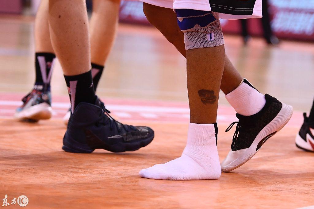 著名球星马布里在赛场上鞋被踩掉,这是何人而为呢?