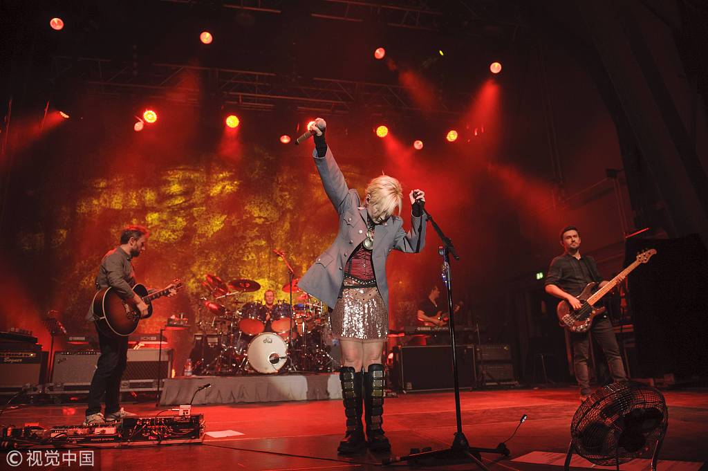 小红莓乐队(the cranberries) 主唱dolores oriordan昔日表演资料图.