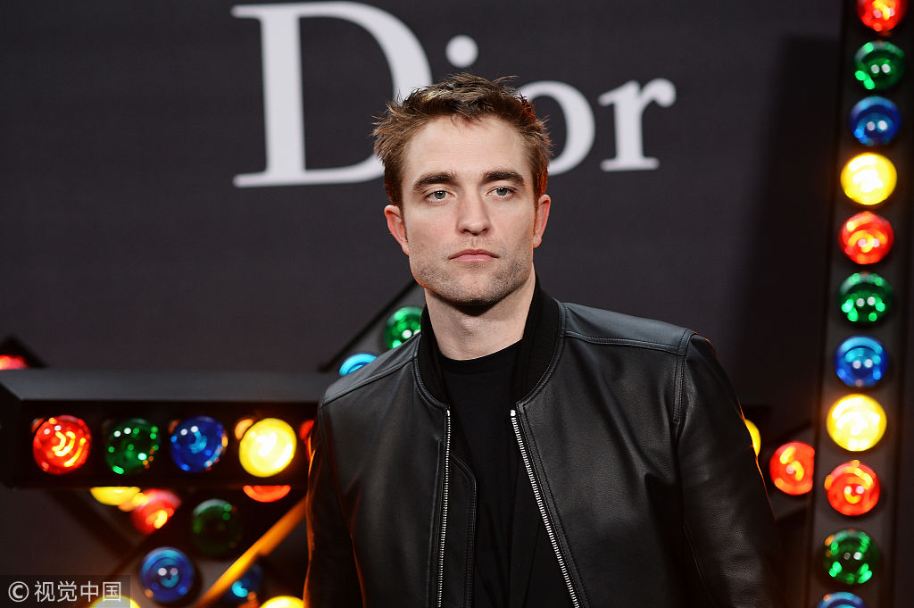罗伯特·帕丁森(robert pattinson)穿皮夹克帅气.