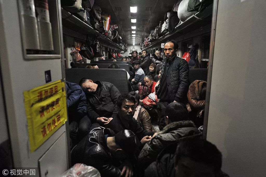 拥挤的车厢图片来自视觉中国