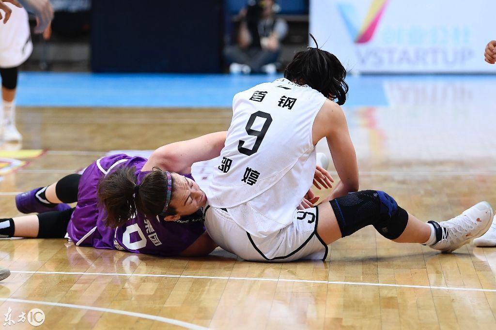 wcba女篮对决,两名女球员撞倒在地,我在抓拍的镜上看到了恐惧