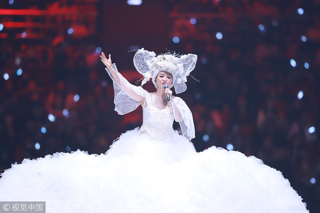 陈慧娴献唱江苏卫视跨年晚会 变身白雪女王造型惊艳
