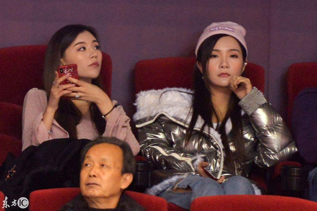 丁彦雨航女友和睢冉妻子同框窃语,网友:你俩说啥呢
